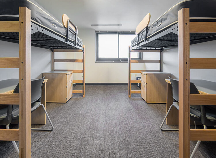 The comfortable dorm room gives students a good resting space.
